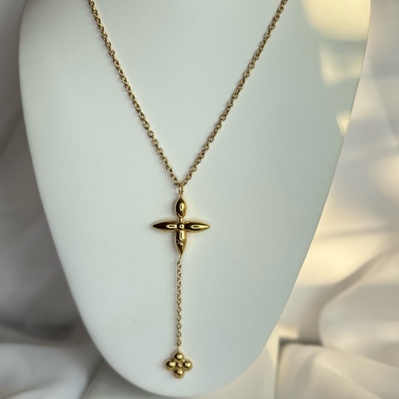 Elegant Gold Cross Clover Pendant Necklace - Picture 3 of 3